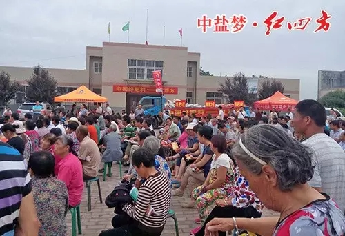 紅四方好肥料進萬家大型活動，收到當(dāng)?shù)乩仙贇g迎