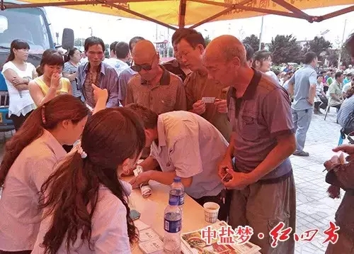 紅四方好肥料進萬家，當(dāng)?shù)乩仙儆脩魻幭嗯抨狀I(lǐng)取贈肥卡