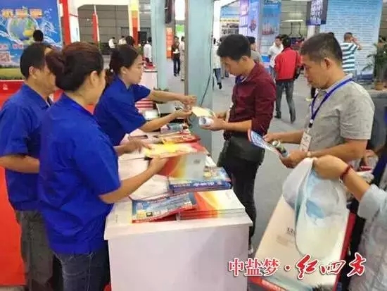 紅四方水溶肥的亮相，令種植大戶們眼前一亮，對(duì)于水溶肥的高水溶性、適用于滴管系統(tǒng)等特性贊嘆不已，紛紛詢問如何施用。