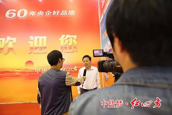 紅色勁典銷售公司經理黃才文正在接受媒體的專訪。