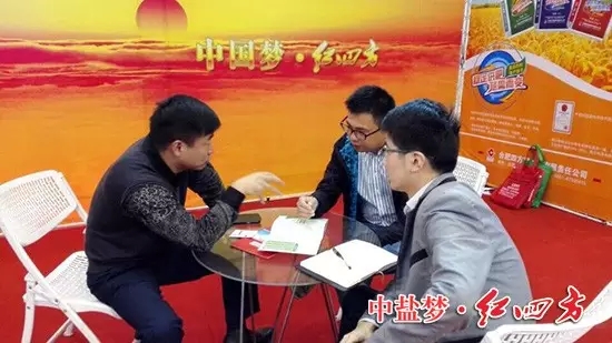 意向客戶認真聆聽業務經理關于產品方案的解答。