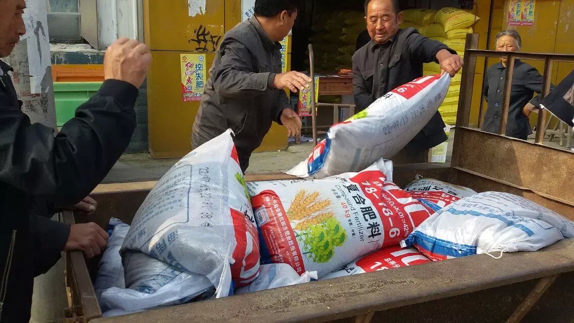 汪大叔拉了一車肥料，回家準(zhǔn)備種小麥