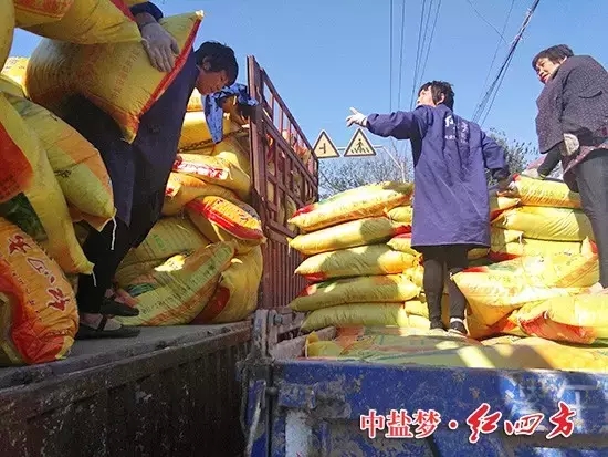 幫農民用戶搬肥料
