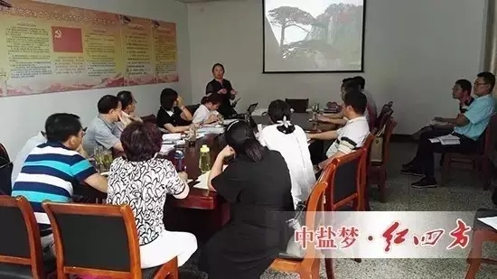 9月8日，中鹽紅四方新區生產基地迎來了一批特殊的客人——南京市江寧、六合、浦口、溧水、高淳5個區的耕地質量保護站負責人及技術骨干，他們興高采烈地與紅四方農化銷售總監李守芳探討測土配方施肥推廣工作，觀摩了紅四方配方肥研發和生產現場。