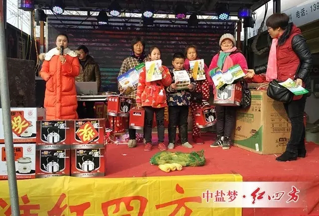 趕集農戶們被這熱鬧的氣氛吸引過來，紛紛上前定肥，預訂10包種子何10包控失肥的農戶可以抽獎，現(xiàn)場“砸金蛋”兩枚，看著農戶們一次次舉錘砸金蛋，王慧芳大姐臉上堆滿了笑容。