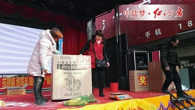 活動現(xiàn)場，為了讓農戶購買到實惠的同時，知道自己買的種子和控失肥搭配種出的玉米有多好多增產(chǎn)，王姐在現(xiàn)場做起了對比試驗。
